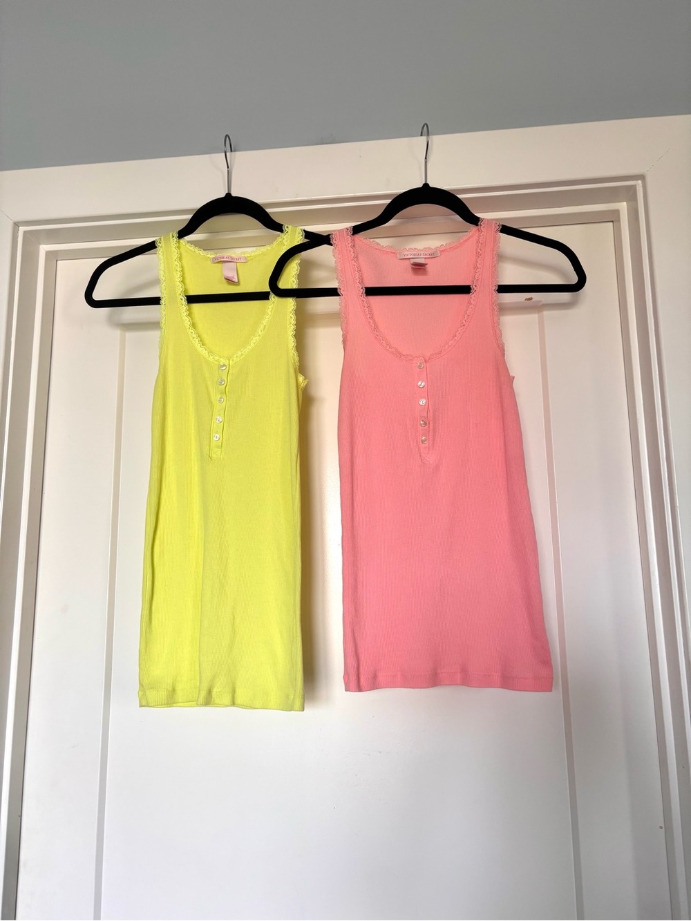 Victoria’s Secret- 2 Lace Trim Ribbed 1/4 Button Cami Camisoles- Sz S